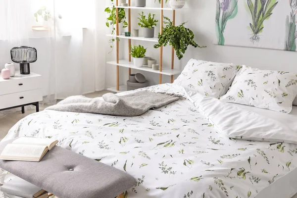 Πράσινο Φυτό Μοτίβο Σχετικά Λευκά Κλινοσκεπάσματα Και Μαξιλάρια Ένα Κρεβάτι — Φωτογραφία Αρχείου