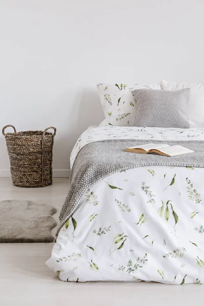 Interior Quarto Estilo Escandinavo Cru Com Uma Cama Vestida Com — Fotografia de Stock