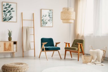 İki şık retro koltuk mobilya ile beyaz ve parlak oturma odasında doğal malzemelerden yapılmış