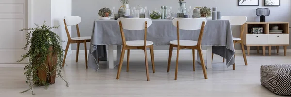 Panorama Sedie Bianche Tavolo Grigio Elegante Sala Pranzo Interna Con — Foto Stock