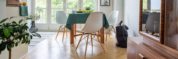 Tre Sedie Legno Bianco Accanto Tavolo Cucina Vintage Con Terrazza — Foto Stock