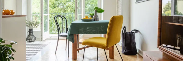 Vue Panoramique Chaise Jaune Élégant Côté Table Couverte Nappe Verte — Photo