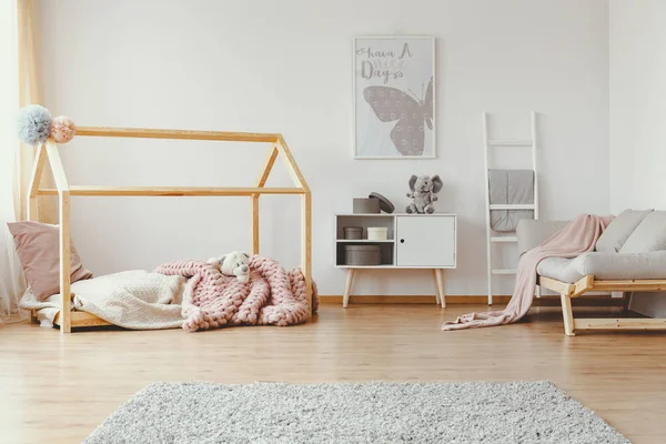Кровать Домашней Формы Скандинавии Уютным Розовым Одеялом Яркой Спальне Белой — стоковое фото