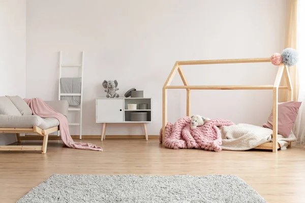 Helles Kinderschlafzimmer Mit Grauem Sofa Schrank Mit Schachteln Und Spielzeug — Stockfoto