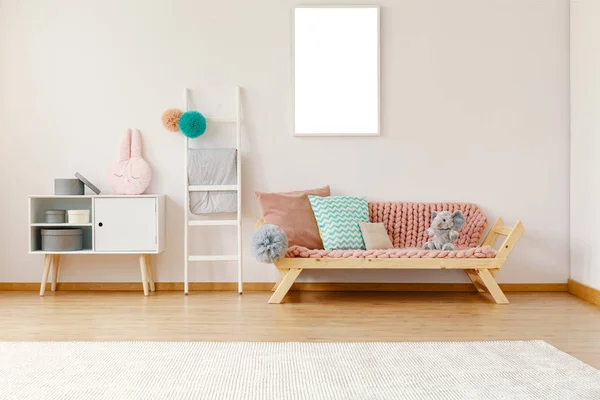 Interior Luminoso Habitación Del Niño Con Sofá Madera Con Cubierta — Foto de Stock