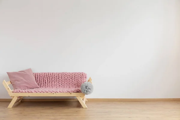Деревянный Диван Покрыт Розовым Одеялом Розовой Подушкой Нем Пустой Гостиной — стоковое фото