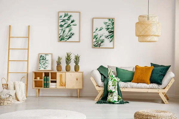 Elegant Woonkamer Met Houten Meubilair Groene Afbeeldingen Muur Echte Foto — Stockfoto