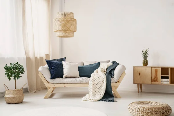 Lounge Leve Com Almofadas Dois Cobertores Colocados Branco Sala Estar — Fotografia de Stock