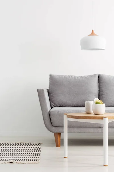 Lámpara Sobre Mesa Madera Cerca Sofá Gris Interior Sala Estar — Foto de Stock