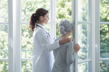 Doktor Beyaz üniformalı çocuk kanseri tedavi sırasında yardım.