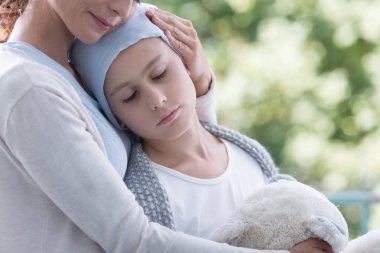 Anne ve ev darülaceze bahçesinde kanserli hasta genç kızı