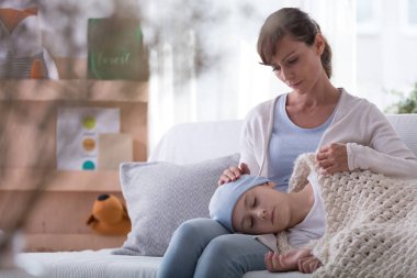 Endişeli anne ve kızı evde dinlenme alarak kanserli