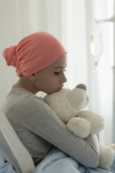 Vertikaler Blick Auf Krankes Teenager Mädchen Nach Chemotherapie Krankenhausbett — Stockfoto