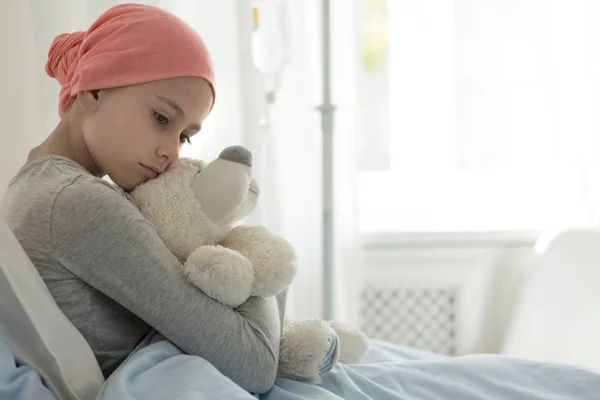 Krebskrankes Mädchen Trägt Rosa Kopftuch Und Umarmt Teddybär — Stockfoto