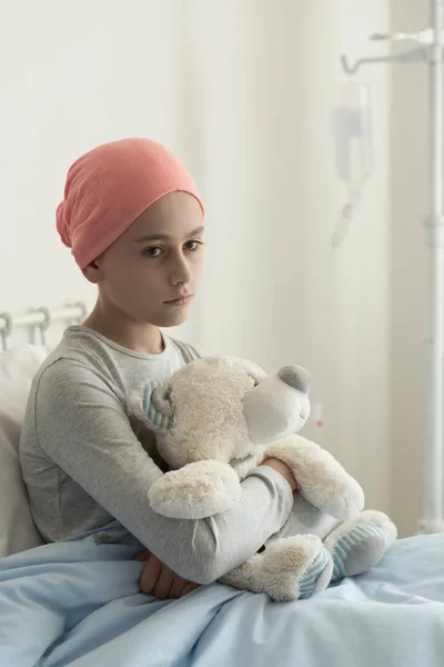 Triste Solitario Enfermo Chica Con Cáncer Abrazando Peluche Juguete Hospital —  Fotos de Stock