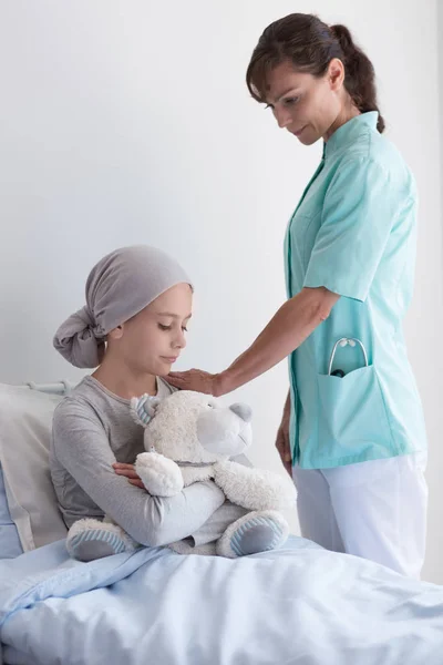 Enfermeira Apoiando Menina Doente Com Câncer Durante Quimioterapia Hospital — Fotografia de Stock