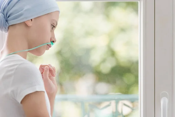 Adolescente Con Cáncer Pulmón Mirando Través Ventana Centro Médico —  Fotos de Stock