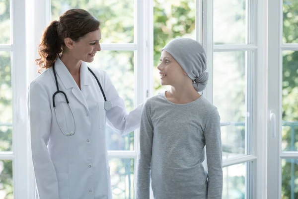 Glückliche Ärztin Unterstützt Krebskrankes Kind Mit Kopftuch — Stockfoto