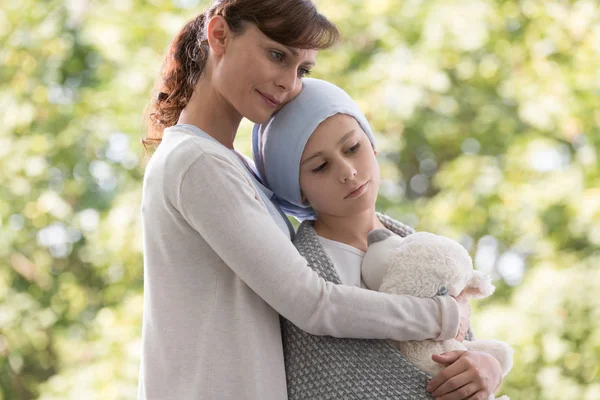 母亲拥抱悲伤的女儿与癌症 — 图库照片