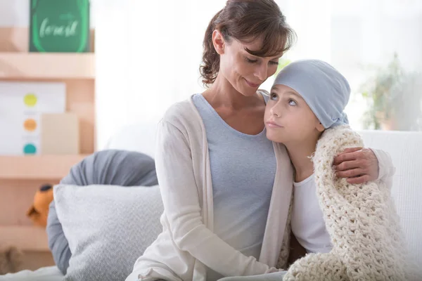 Lächelnde Betreuerin Unterstützt Krebskrankes Kind Mit Blauem Kopftuch — Stockfoto
