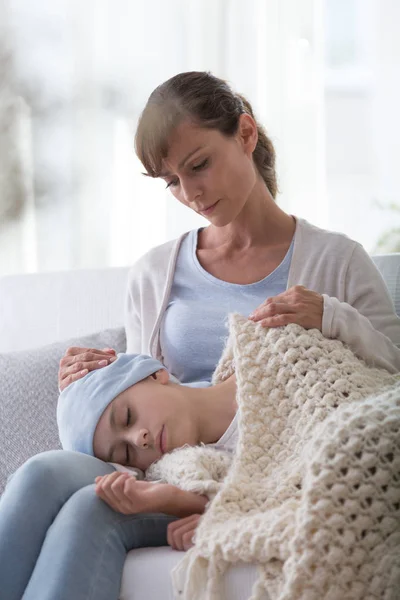 Cuidador Que Apoya Niño Enfermo Con Cáncer Durante Tratamiento Hospital — Foto de Stock