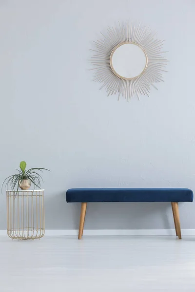 现代镜子上面蓝色长椅和时尚表与植物在金壶 真正的照片与复制空间 — 图库照片