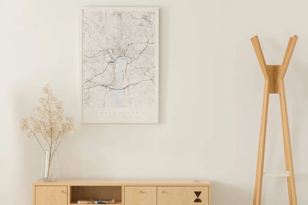 地图在白色框架 花在一个玻璃花瓶在木架子上 旁边的木衣架 真实的照片与样机 — 图库照片