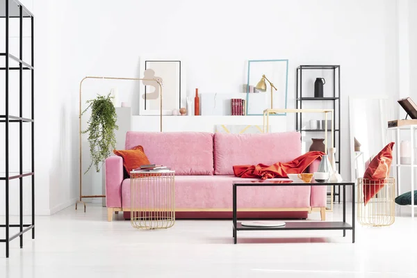 Sofa Pudrowy Róż Środku Jasnego Salonu Geometrycznej Precyzji Nowoczesny Apartament — Zdjęcie stockowe