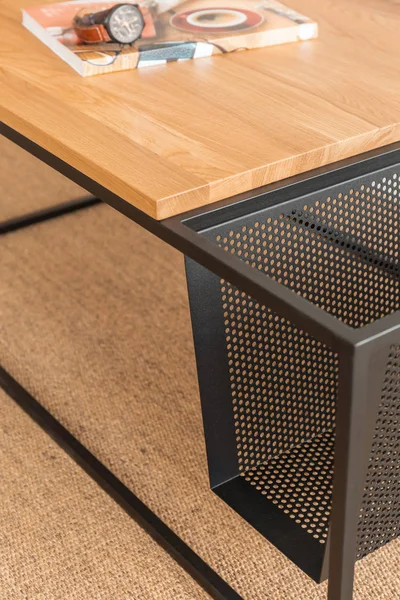 新聞と金属の簡素なアパート インテリア バスケット木製テーブルのクローズ アップ 実際の写真 — ストック写真