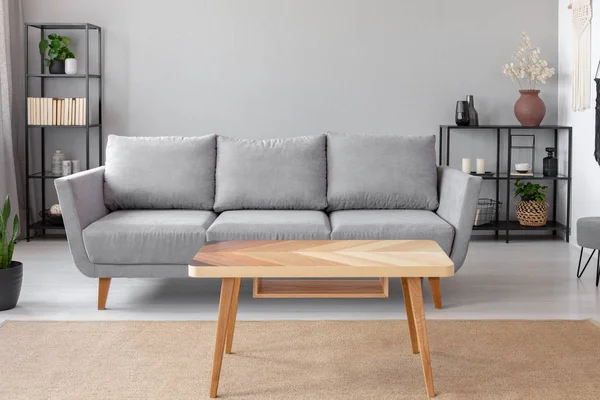 Houten Tafel Tapijt Voor Grijze Bank Minimale Woonkamer Interieur Met — Stockfoto