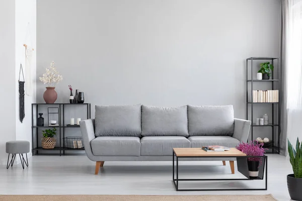 Bloemen Houten Tafel Grijs Bankstel Moderne Eenvoudige Appartement Interieur Met — Stockfoto