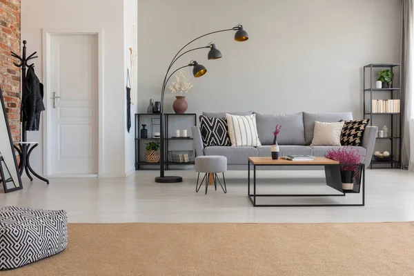 Pouf Sur Tapis Dans Spacieux Intérieur Plat Avec Lampe Côté — Photo