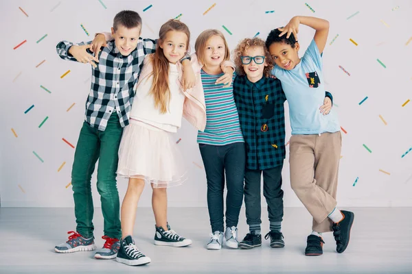 Fröhliche Multikulturelle Kindergruppe Hat Spaß Gegen Bunte Tapeten — Stockfoto