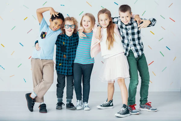 Multikulturelle Kindergruppe Gegen Bunte Tapeten Junge Freunde Der Schule — Stockfoto