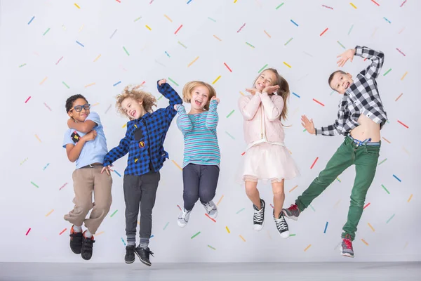 Grupo Multicultural Feliz Crianças Saltando Contra Papel Parede Colorido — Fotografia de Stock