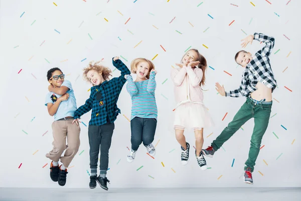 Sonriente Grupo Multicultural Niños Saltando Contra Fondo Pantalla Colorido — Foto de Stock