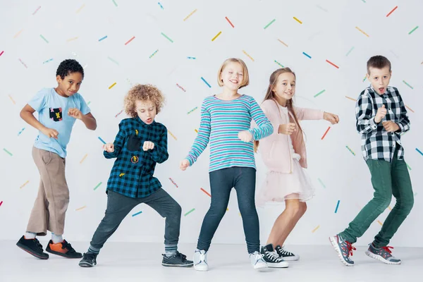 Lachende Meisjes Jongens Dansen Samen School Tegen Kleurrijke Behang — Stockfoto