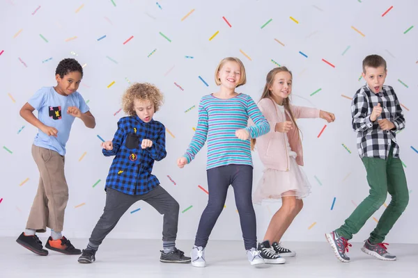 Dziewczyny Chłopcy Razem Tańczyć Szkole Szczęśliwy Znajomymi Przeciwko Kolorowe Tapety — Zdjęcie stockowe