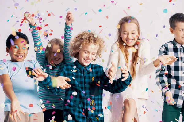 Sorrindo Grupo Multicultural Crianças Divertindo Com Confete Durante Aniversário Amigo — Fotografia de Stock