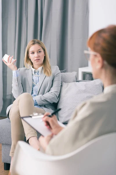 Donna Frustrato Possesso Telefono Parlando Con Suo Psicologo — Foto Stock