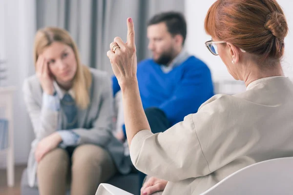 Terapeuta Mostrando Dedo Mientras Habla Con Sus Pacientes Durante Una — Foto de Stock