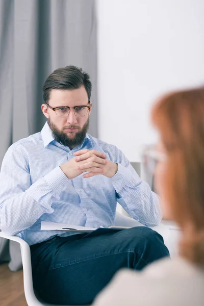 Mannelijke Therapeut Zittend Een Stoel Met Gekoppelde Handen Luisteren Naar — Stockfoto