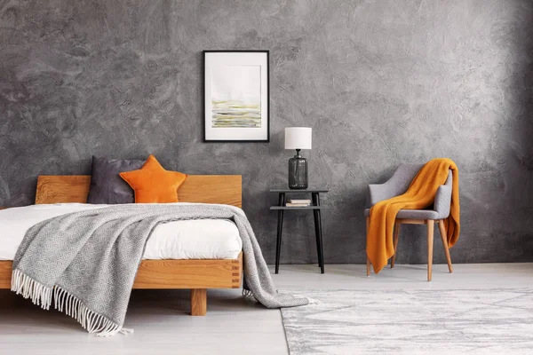 Accents Gris Orange Dans Une Chambre Simple Élégante Avec Lit — Photo