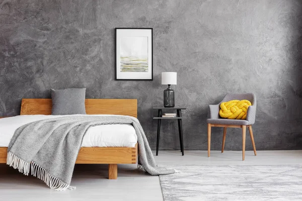 담요와 콘크리트 인테리어에 화이트 침구와 침대에 — 스톡 사진