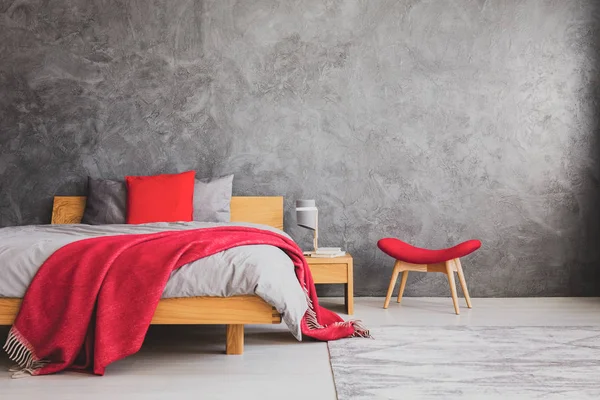 Rotes Kissen Und Decke Auf Bequemem Bett Mit Grauer Bettwäsche — Stockfoto