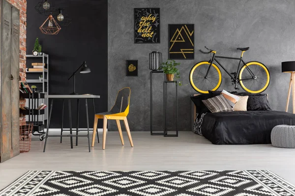 Chaise Bureau Tapis Motifs Intérieur Chambre Adolescent Gris Avec Affiches — Photo