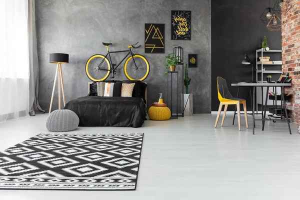 Gemusterter Teppich Und Poster Grauen Schlafzimmerinterieur Mit Fahrrad Über Schwarzem — Stockfoto