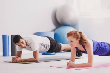 Mutlu bir adam ve sporcumuz mindere beden eğitimi sırasında egzersiz