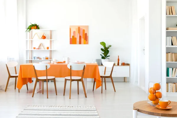 Panoramatický Pohled Obývacím Pokoji Stůl Oranžové Detaily Dlouhý Stůl Bílými — Stock fotografie