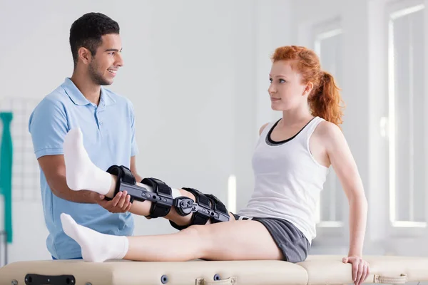 Mujer Joven Usando Aparato Ortopédico Durante Rehabilitación Con Fisioterapeuta — Foto de Stock